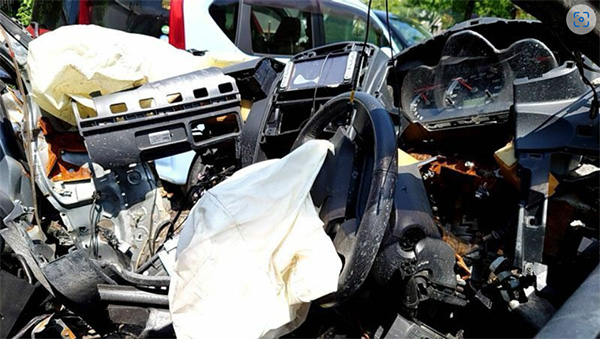 運転席がむき出しになった小柳さんの車。エアバッグが開いている（遺族提供）