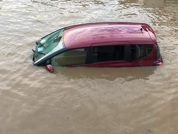 一瞬にして車を飲み込んでしまう洪水（タウ提供）