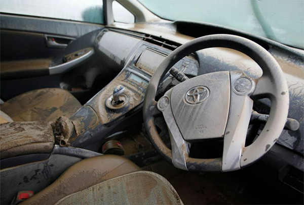 洪水で水没し、泥にまみれた車内（写真:ロイター/アフロ）