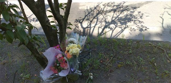 事故現場には小柳さんの高齢の母親が欠かすことなく花を手向けているという（遺族提供）