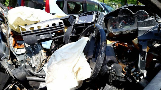 衝突の衝撃でエアバッグが展開した小柳さんの車（遺族提供）