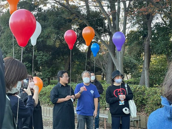 『かなちゃん、ちかちゃんを偲ぶ会』恒例の風船飛ばしを行う井上夫妻（筆者撮影）