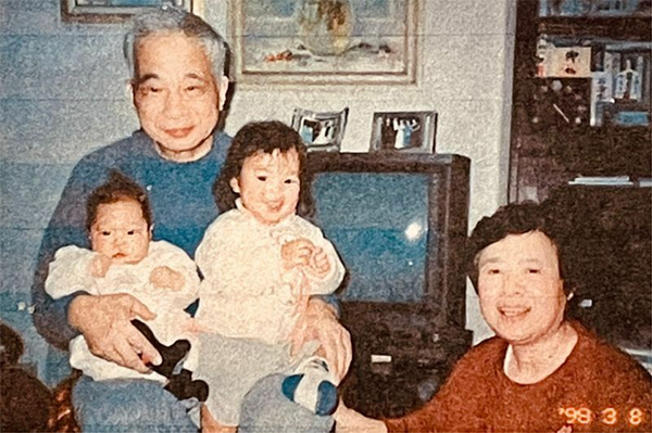 郁美さんの両親にとって、かなちゃんは初孫、ちかちゃんは２番目の孫だった。写真は事故の前年に撮られたもの（遺族提供）