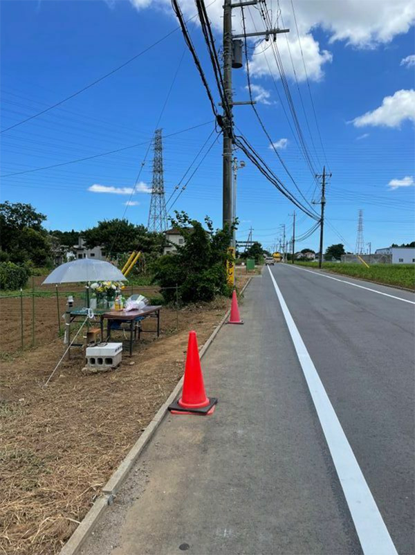 飲酒運転のトラックにはねられ小学生が死傷した千葉県八街市の事故現場（筆者撮影）