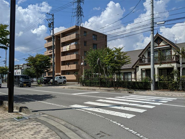 事故現場は見通しのよい交差点。樹生さんはこの横断歩道を渡って自宅へ向かっていた（筆者撮影）