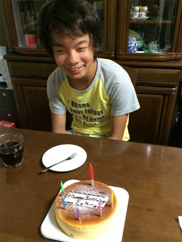 15歳の誕生日を迎えた樹生さん。これが最後のバースデーケーキとなった（遺族提供）