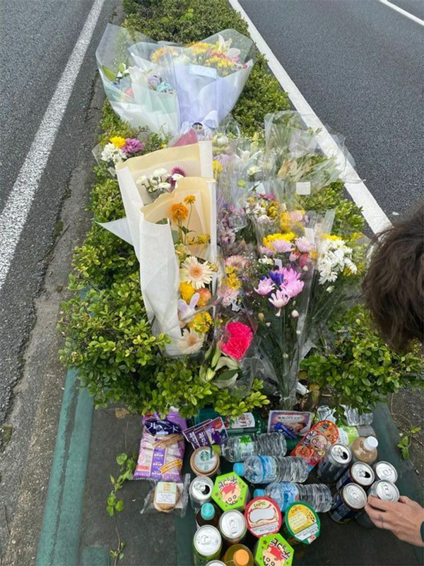 事故直後の現場には献花に訪れる人が後を絶たなかった（遺族提供）