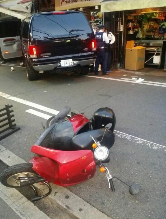 河本恵果さんが死亡した事故直後の現場。駐車中のスクーターもなぎ倒されていた（遺族提供）