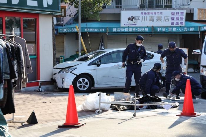 スーパーに突っ込んだ乗用車＝2021年11月17日午後、大阪府大阪狭山市