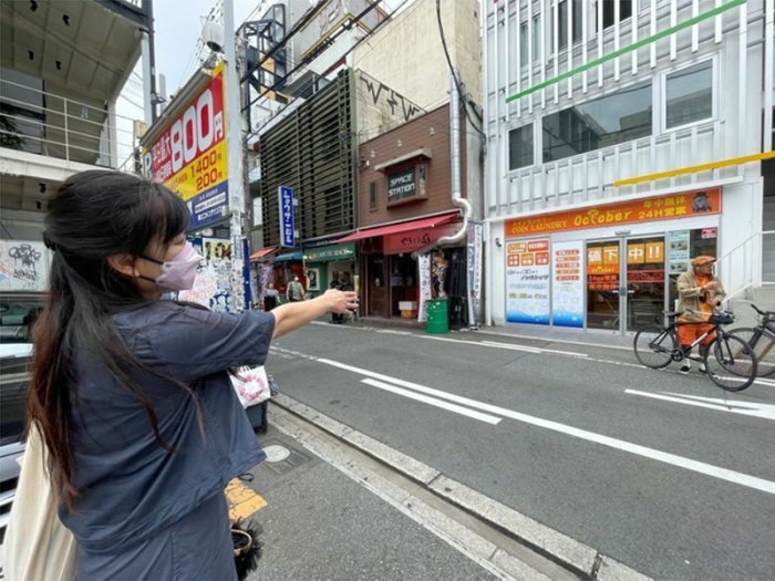 事故現場で状況を語る母親の友紀さん（筆者撮影）