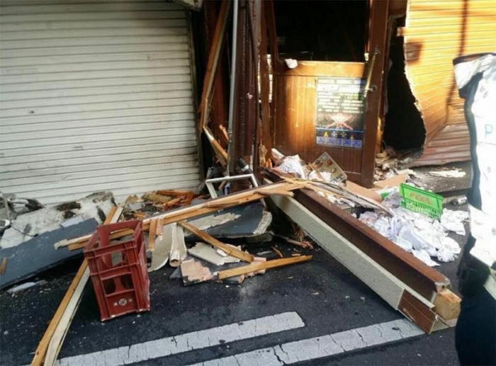 衝突によって大きく破壊された事故現場の店舗。恵果さんは写真右側の路面に倒れていた（遺族提供）