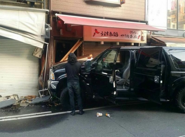 一方通行を逆走し、恵果さんをはね、店舗に激突した加害車（遺族提供）