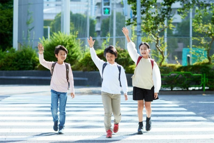 青信号の横断歩道を渡る子供たち（写真:アフロ）
