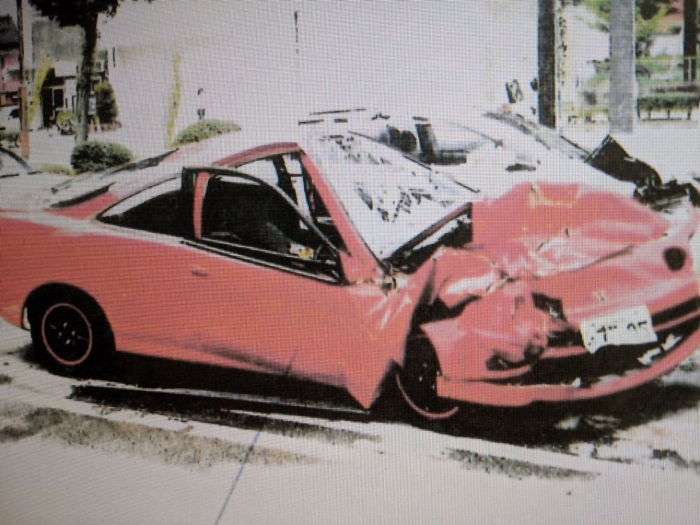 事故後に撮影された巻子さんの車