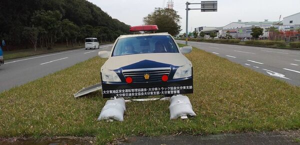 大分の事故現場には、3月末、パトカーの看板が設置された（遺族提供）