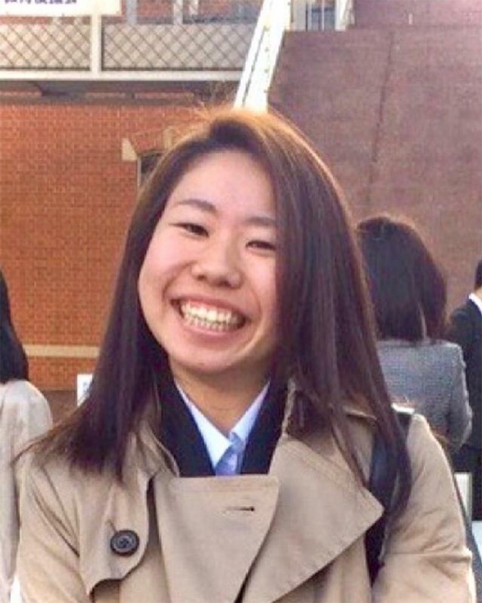 大学の入学式で笑顔を見せる玲菜さん（遺族提供）