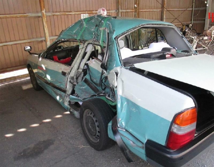 2020年、尼崎市で起こった、ながらスマホで信号無視をしたトラックによる死亡事故。突っ込まれたタクシーは大破。後部座席に乗車していた大学生の女性が死亡した（遺族提供）