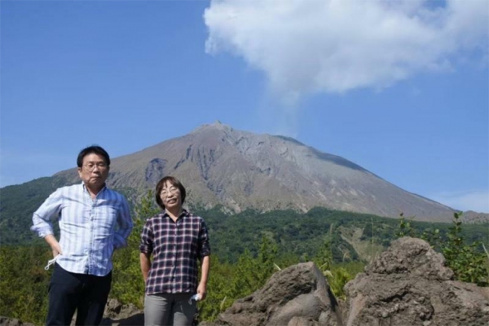 逆走のトラックに正面衝突され死亡した山本隆雄さんと、重体となった妻の倫代さん。仕事を引退後は夫婦で旅を楽しんでいたという（遺族提供）