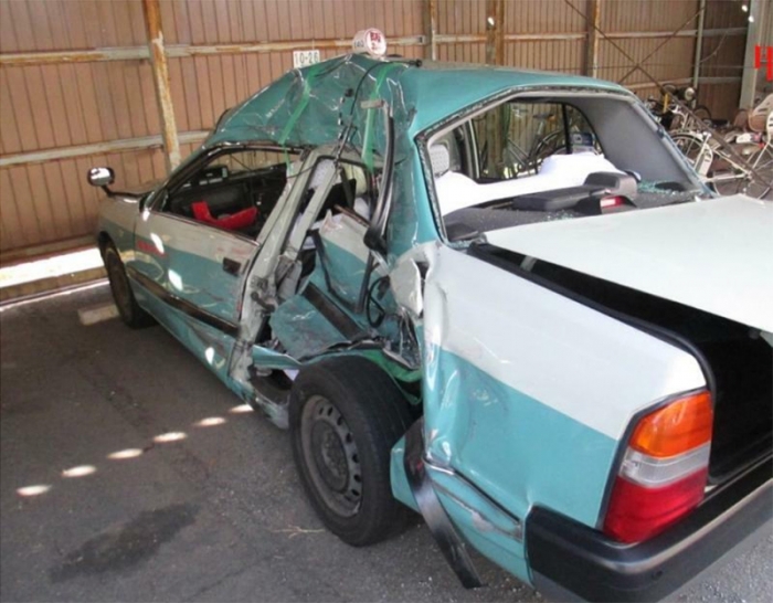 信号無視のトラックに衝突され大破したタクシー。玲菜さんは後部座席の左側に乗車しており直撃を受けた（遺族提供）