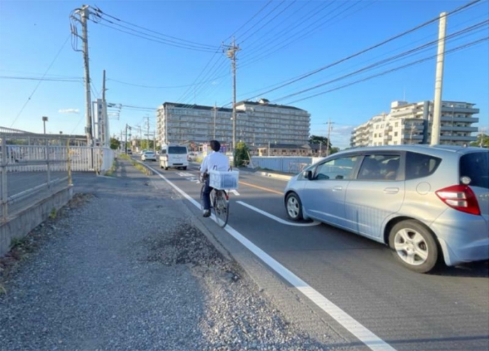 事故現場付近。歩道もガードレールもなく、路肩には自転車も頻繁に走行していた（筆者撮影）