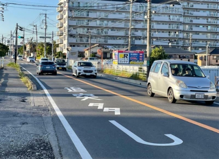 事故現場の路面には「追突多し」の表示も（筆者撮影）