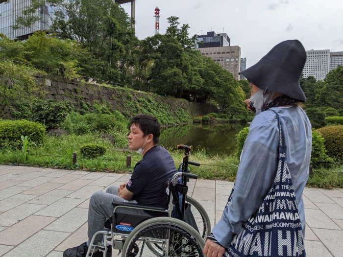 車椅子で移動する山本一真さん。母せつみさんの介助が欠かせない。