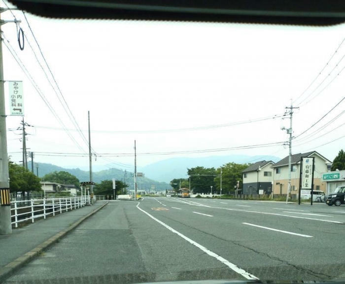 加害車両側から見た事故現場。福代さんはこの県道を右から左へ横断中だった（遺族提供）