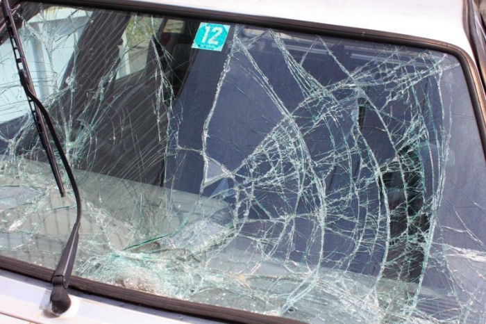衝突の衝撃で蜘蛛の巣状に割れたフロントガラス／＊本件事故の車両ではありません（写真:イメージマート）