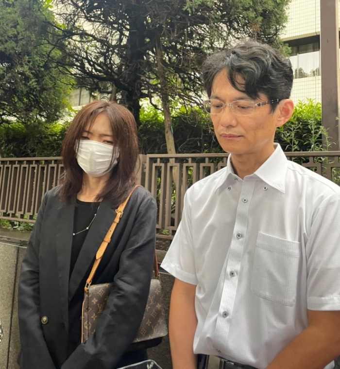 控訴審の初公判後、東京高裁の前でメディアにコメントする和田さん夫妻（筆者撮影）