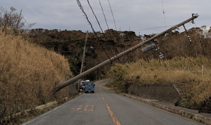 千葉県内ではいたるところで電柱が折れ、道をふさいでいた（筆者撮影）