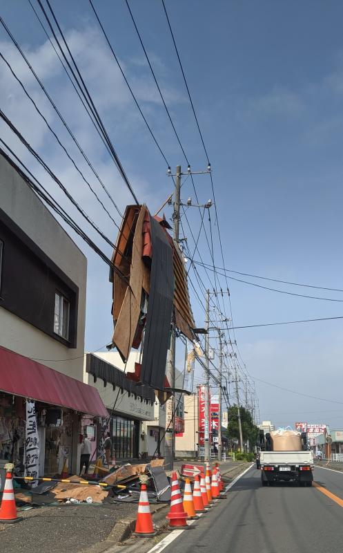 台風で飛ばされた屋根が近所の電線に引っかかっていた（筆者撮影）