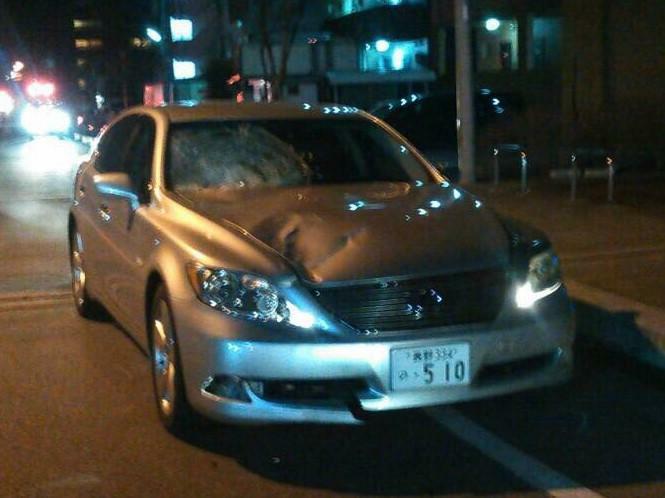 事故直後の加害車両。この車を停車させたまま加害者は樹生さんを救護をせずコンビニへ買い物に行った（遺族提供）