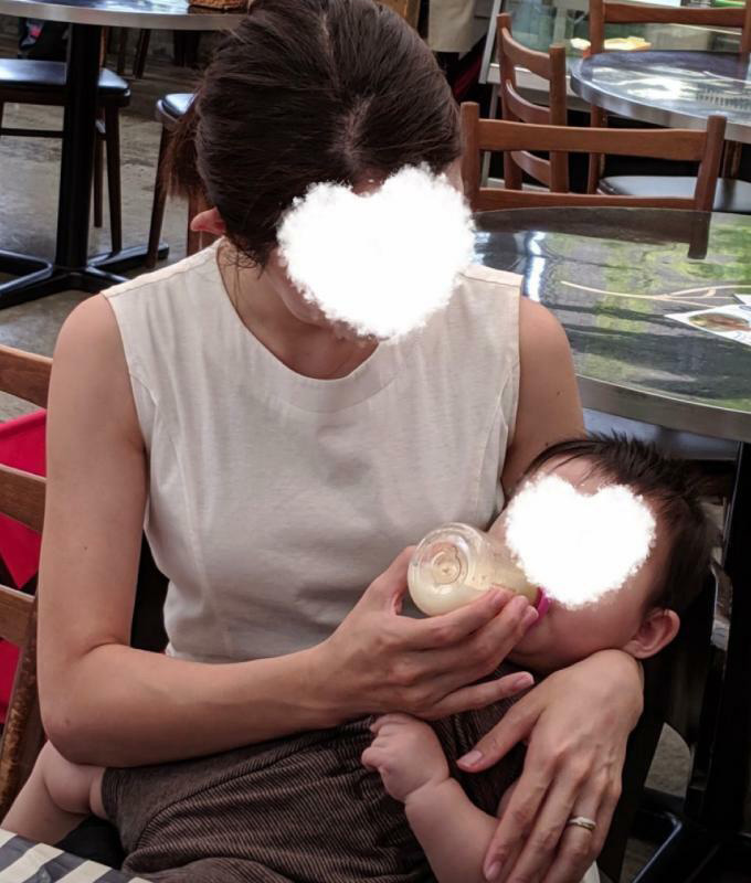 正式に一時保護が解除された直後のBちゃんを抱き、ミルクを与えるA子さん。離れていた期間は約8か月、すでに生後9か月を過ぎていた（筆者撮影）