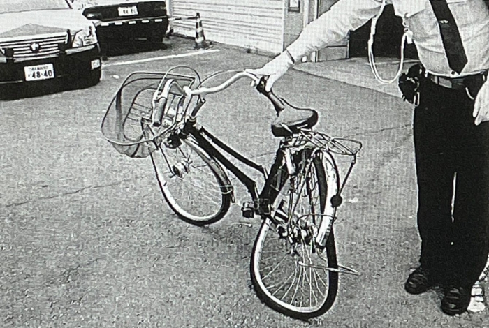 眞野貴仁さんが乗っていた自転車。乗用車に衝突され、大きく変形している