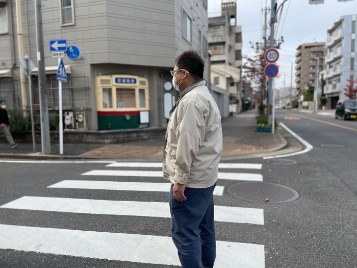 長男・貴仁さんが渡り切れなかった横断歩道を見つめる父・眞野哲さん