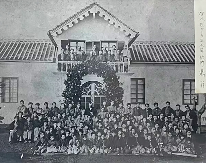 明治6年に撮影された共立学校の集合写真。バルコニー前列右から3人目が佐野鼎（公明氏所蔵）