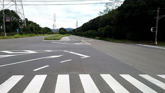 亡くなった小柳さんの視線から見た対向車線。直線と言われているが、先は左にゆるく曲がっており、対向車は見えないのがわかる（遺族提供）