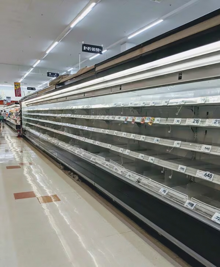 2019年9月の台風直後の大網白里市内のスーパー。冷凍食品の棚は空っぽだ（筆者撮影）