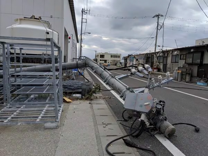 2019年9月の台風で折れた電柱（筆者撮影）