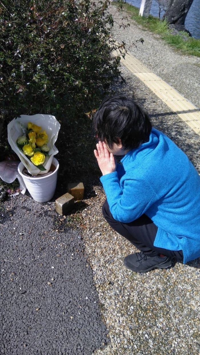 4年目の命日を前に、現場に花を手向ける母親の喜美江さん（写真提供＝坂本さん）