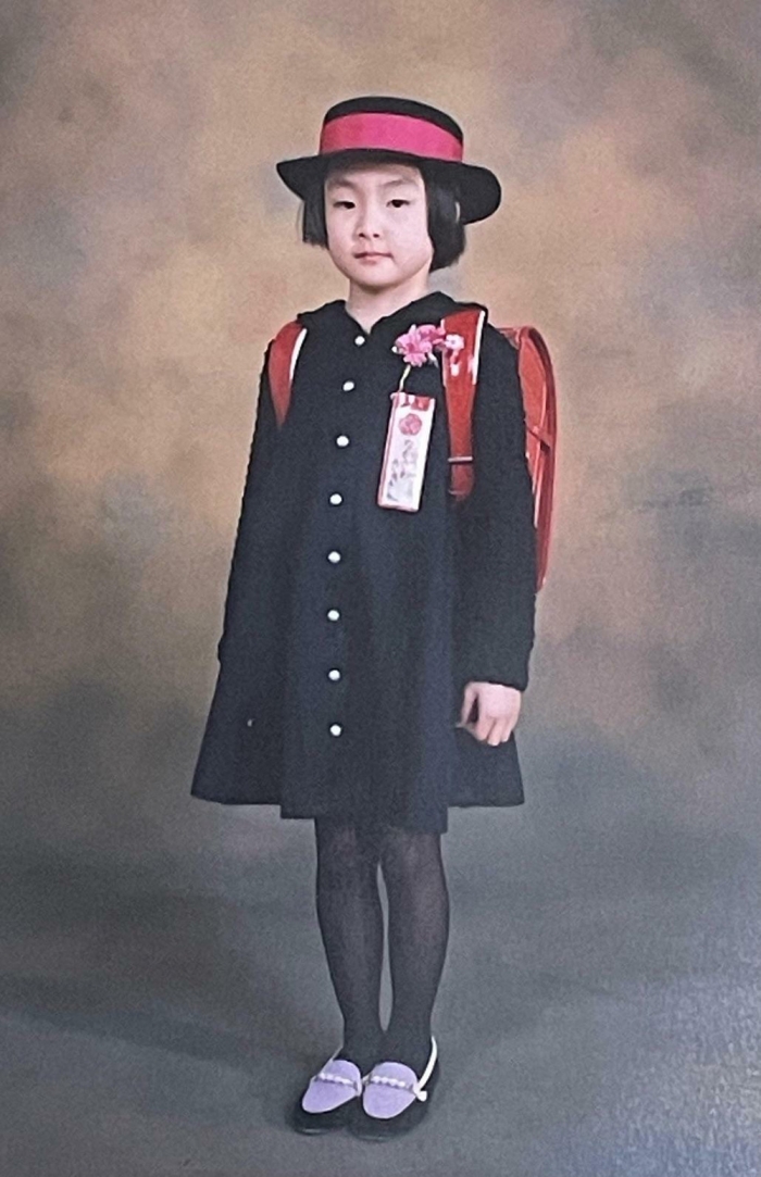1993年4月、小学校に入学した日の採希ちゃん（仲沢さん提供）