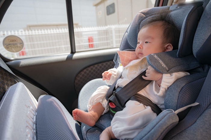 乳幼児は決して抱かずに必ずチャイルドシートを使用（写真:イメージマート）