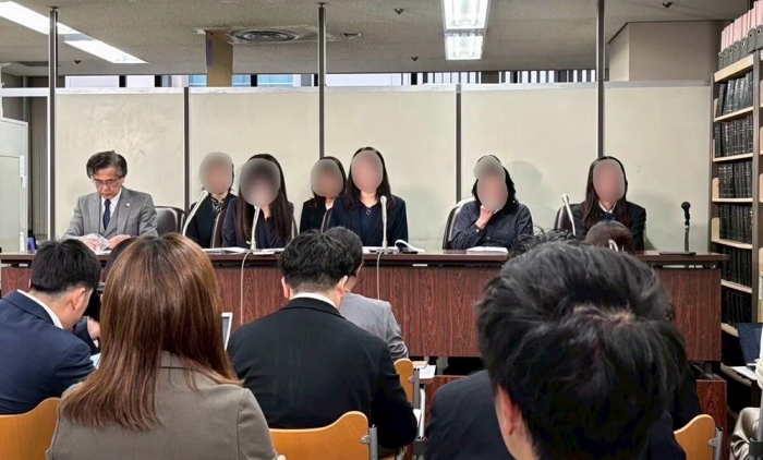 2025年4月9日、都内で開かれた遺族による記者会見。前列右から3人目が杉平智里さん。前列左端が杉平さんの遺族に犯罪被害者支援をおこなう高橋正人弁護士（写真は一部加工しています）