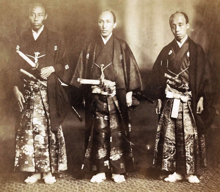 万延元年遣米使節。左から副使・村垣範正、正使・新見正興、監察・小栗忠順（1860年）（Alexander Gardner, Public domain, ウィキメディア・コモンズ経由で）