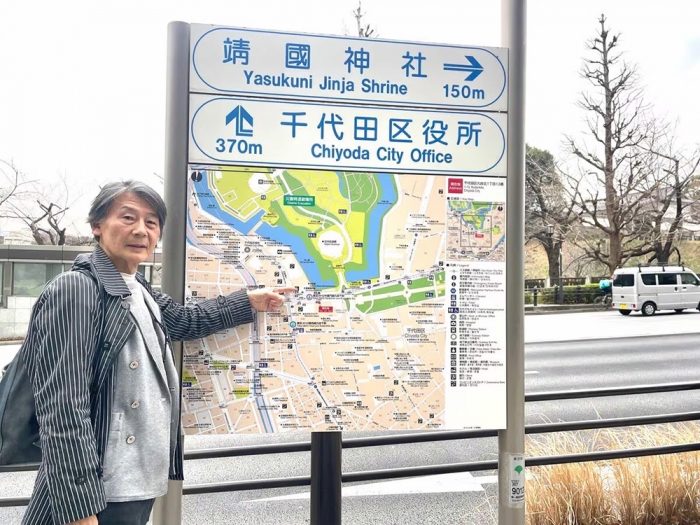 千代田区の地図の前で、先祖の屋敷があったあたりを指さす正裕さん