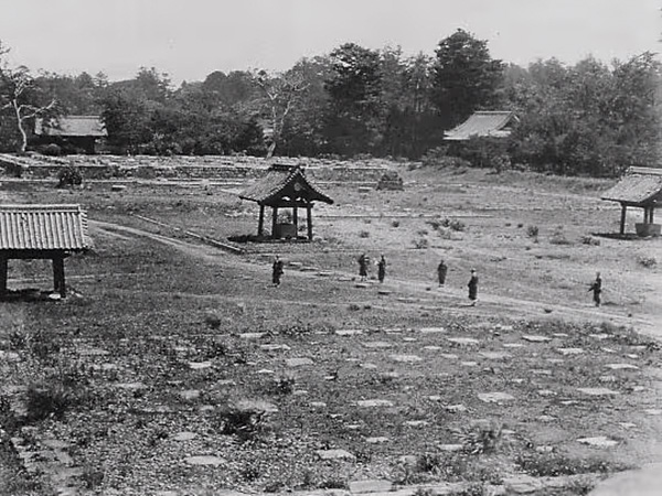上野戦争後、焼け野原になった寛永寺（不明Unknown author, Public domain, ウィキメディア・コモンズ経由で）