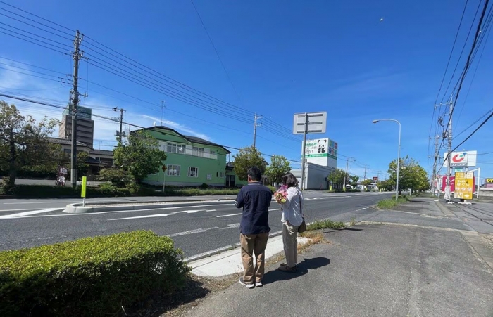 愛娘・有里紗さんが亡くなった現場で手を合わせる星伸一さん、ひろみさん夫妻（筆者撮影）