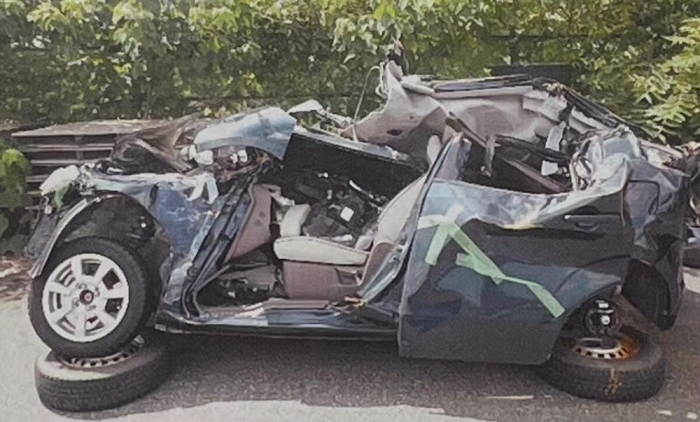 横転したトレーラーに押しつぶされた有里紗さんの車