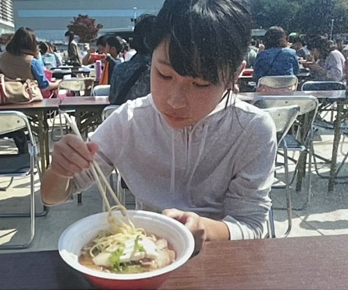 ラーメン好きの伸一さんにいつも同行し、一緒に食べ歩きを楽しんでいたという有里紗さん。お父さんと大の仲良しだった