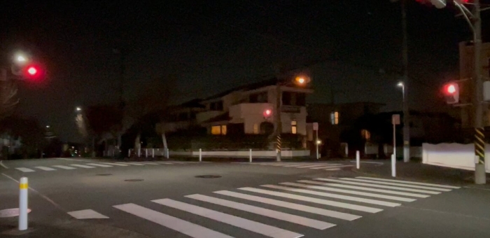 自宅近くにある事故現場の交差点。文明さんは青信号で横断歩道を渡っているとき、右折車に衝突された（遺族提供）